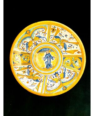 Majolica cutting board with Raphaelesque neighborhood decoration and rocaille plant motifs. Central round with figure of Saint. Manufacture of Deruta.     