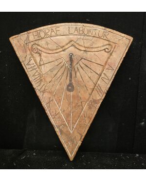 Particolare Meridiana con citazione latina Horae Labuntur - Le ore scorrono - 51 x 47 cm - Marmo Rosso Asiago - fine 19° secolo