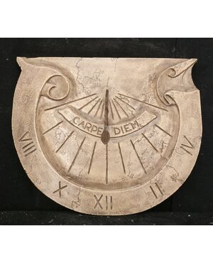 Prestigiosa Meridiana "Carpe Diem" - 61 x 50 cm - Marmo d'Istria - xx secolo