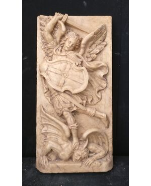 Eccezionale Altorilievo - San Michele Arcangelo e Lucifero - 42 x 85 cm - Marmo Nembro Giallo - Fine XIX secolo - Venezia