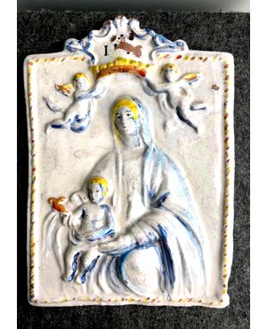 Devotional tile in majolica with compendiary decoration depicting the Madonna with Child and angels.Faenza.     