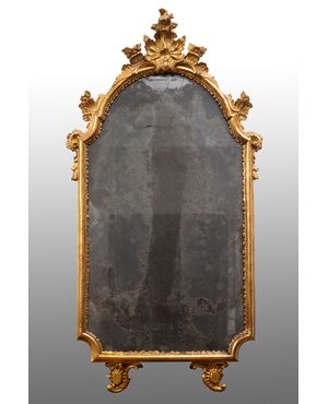 Antique Louis XV Neapolitan mirror in gilded and carved wood. Period XVIII century.     