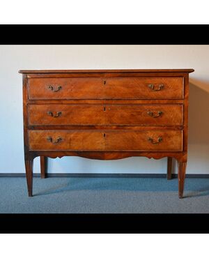 18th century Tuscan chest of drawers in walnut     