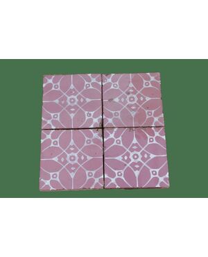 Maioliche con fondo rosa e disegno geometrico