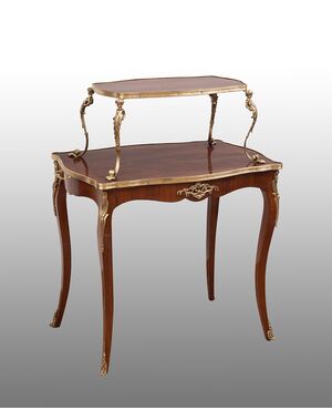 Tavolino antico Napoleone III Francese in legni policromi con applicazioni in bronzo dorato. Periodo XIX secolo.