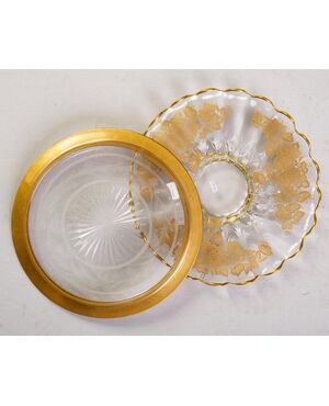Center-table plates in glass decorated in gold - O / 3243 and O / 4061.     