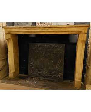 chp345 - Burgundy stone fireplace, 18th century, measuring cm l 155 xh 112     