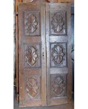 A ptci525 - Piedmontese door in walnut, 17th century, cm l 97 xh 189 xp 6     