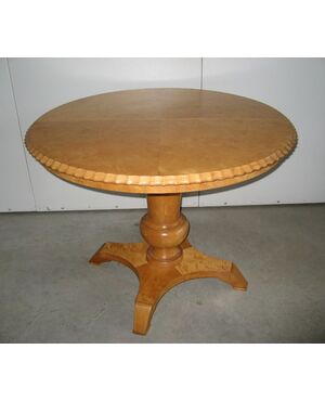 Tavolo tondo in legno di betulla allungabile. Epoca inizi del 1900. 