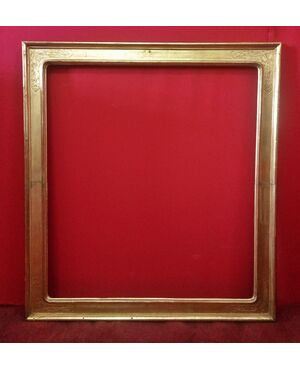 Frame in gilded wood with engraved decoration