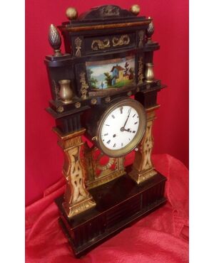 Pendulum clock in gilded and lacquered wood
