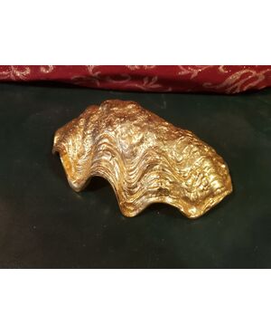 Shell in gilded metal casting sculpture