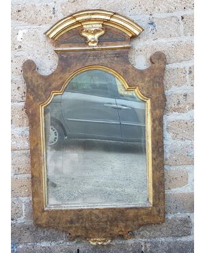 Early '700 mirror in lacquered and gilded wood