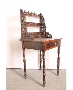 Delightful antique writing desk / small table in Emilian walnut Louis Philippe 1850. Antiques
