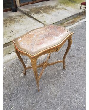 Elegant coffee table in gilded wood with marble top. nineteenth century