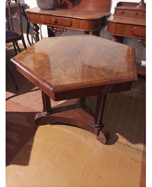 Tavolino esagonale con tre piedi in piuma di mogano 