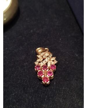 18 k yellow gold pendant depicting a bunch of grapes, with diamonds and rubies