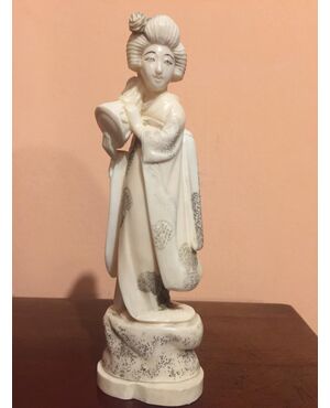 Ivory statuette depicting an oriental woman