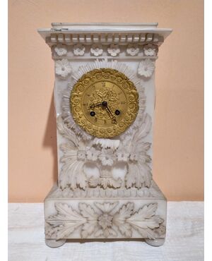 Orologio in alabastro con quadrante in bronzo dorato