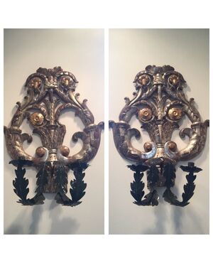 Pair of appliques in mecca silvered wood and gilded with gold leaf with arms in sheet iron with two candles.