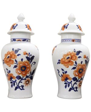 Pair of hand-painted oriental porcelain vases China sec. XX NEGOTIABLE PRICE