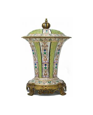 Vaso con coperchio in porcellana, XIX secolo
