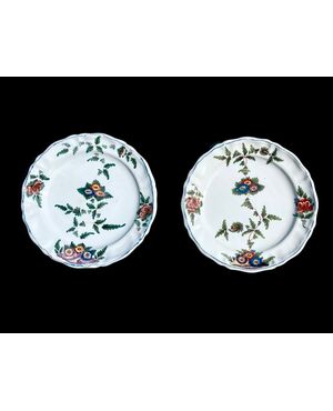 Due piatti in maiolica con decoro floreale a ‘blanser’ o ‘tacchiolo’.Manifattura Antonibon,Nove di Bassano.