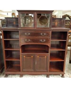 English showcase in mahogany with inlays from the early 1900s     