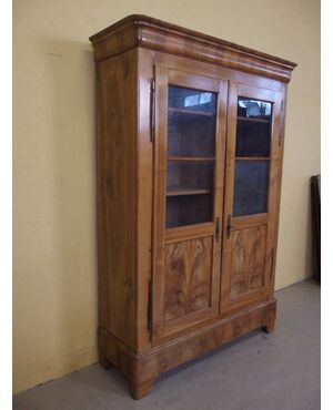 BOOKCASE IN SOLID WALNUT WITH TWO DOORS AGE 800 cm L134xP43xH212     