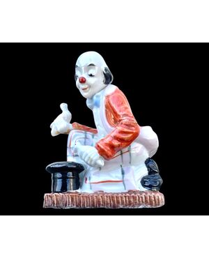 Figura in porcellana policroma raffigurante clown prestigiatore.Vecchia Parigi.Francia.
