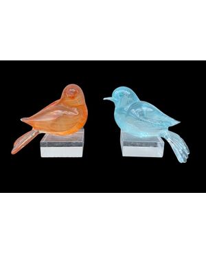 Pair of birds in heavy sommerso glass with simple filigree workmanship.Plexiglass base.Manifattura Toso, Murano.     