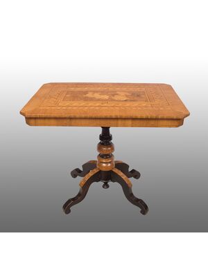 Tavolino antico Sorrentino in legni policromi .Periodo XIX secolo.