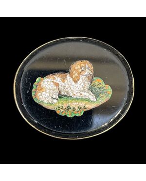 Spilla ovale in micromosaico con figura di cane e bordo in oro basso.Roma.