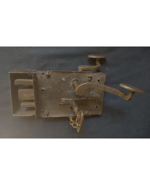 Serratura di porta a cassetta con chiave originale sec XVII