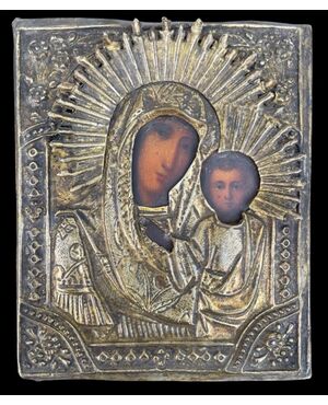 Icona raffigurante Madonna con Bambino con viso dipinto e struttura in lamina d’argento.Russia.