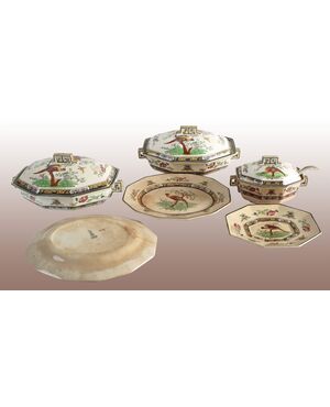 Set of three tureens in English porcelain with an oriental taste     