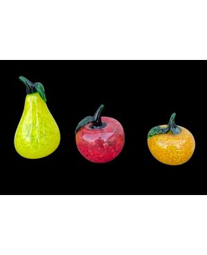 Serie di tre frutti in vetro pesante sommerso a macchie.Manifattura Seguso.Murano.