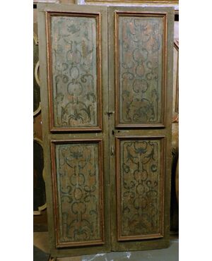 ptl587 - lacquered double-leaf door, 18th century, measuring cm L 122 x H 235 x P 3     