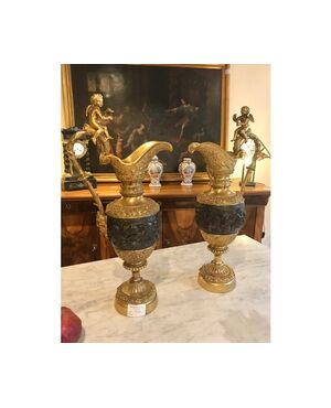 Coppia di eleganti vasi Carlo X in bronzo dorato - Conservati