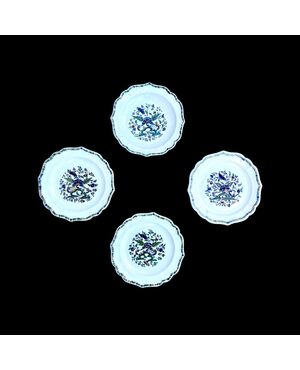 Quattro piatti in maiolica a bordo lobato con decoro stile orientale  al ‘ponticello’.Manifattura Antonibon,Nove di Bassano.