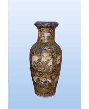 Antique Chinese vase in richly decorated porcelain     