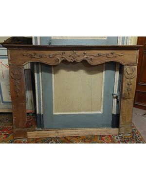 chl156 - fireplace in carved walnut, 18th century, cm L 150 x H 104     