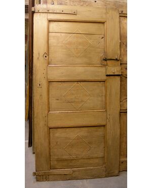 ptir330 an early 18th century lacquered door, meas. 88 x 178 x 3 cm     