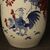 Vaso cinese in ceramica dipinta con galli e decori floreali
