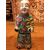 Importante collezione ‘Boys’ ridenti, famille rose, dinastia Qianglong, epoca fine XVIII secolo. La figura inginocchiata indossa una giacca con motivi floreali e regge uno scettro Ru Yi. Lo scettro cinese “Feng Shui Ruyi” simboleggia prosperità e buo