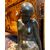 Bronzo nudo femminile di Audagna Virgilio (1903).  La donna è rappresentata seduta su una roccia che funge da basamento alla scultura. Le braccia sono distese, il busto è disposto frontalmente. Il volto è rappresentato di profilo con i capelli raccol