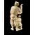 Scultura okimono in avorio con personaggio maschile e fanciullo.Giappone.