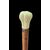 Bastone con pomolo in avorio globulare inciso a spicchi.
