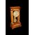 Orologio francese stile Impero in radica di olmo con applicazioni in bronzo e pendolo riccamente rifinito