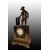Orologio da tavolo francese del 1800 in marmo con scultura in bronzo e fregi